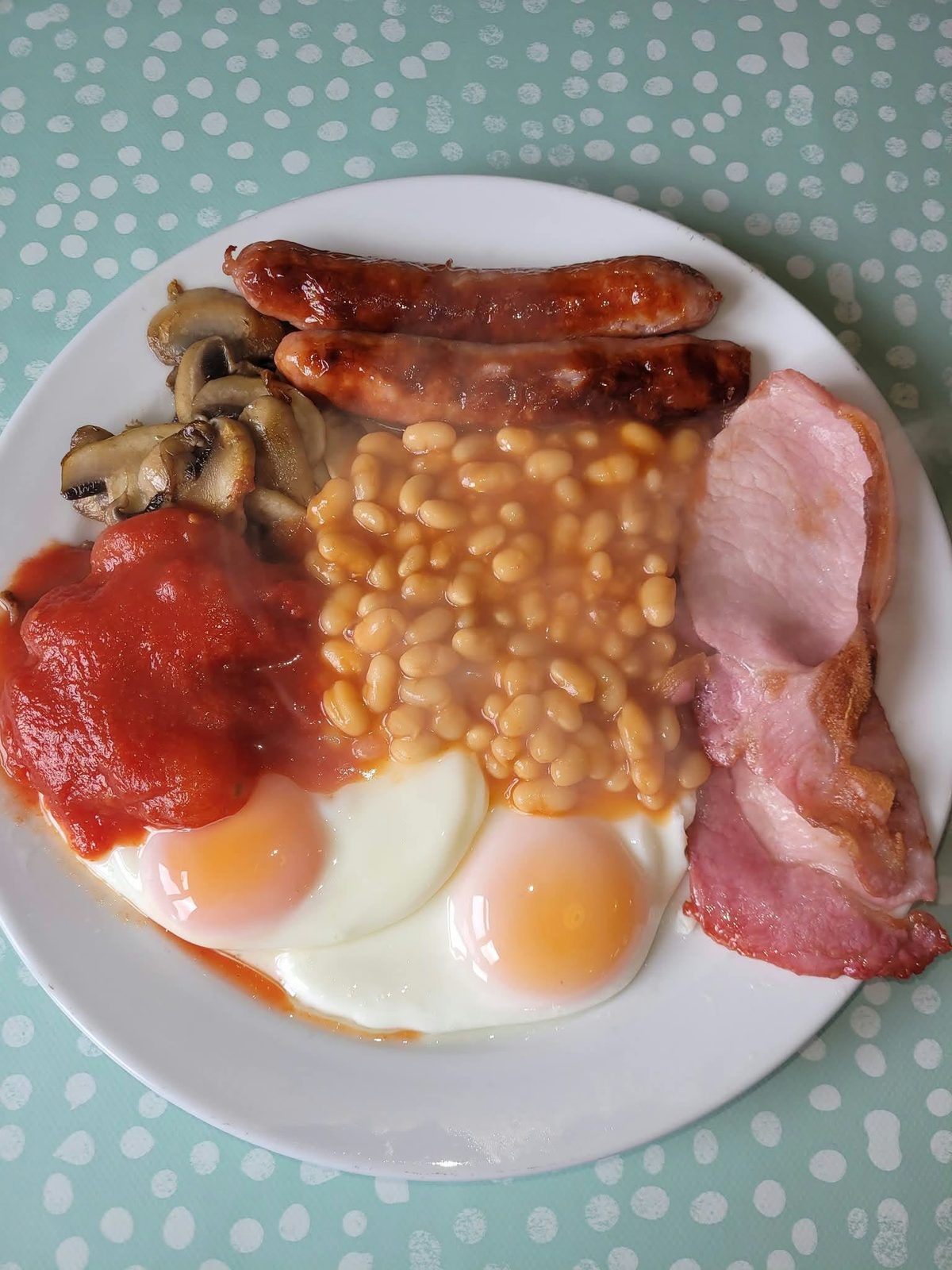 The Single breakfast with bacon, sausage, egg and beans at the Gardeners Rest Tearooms