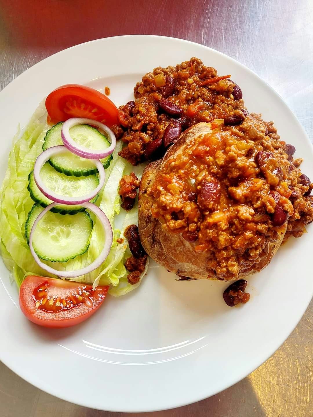 Jacket potato with homemade chilli and salad